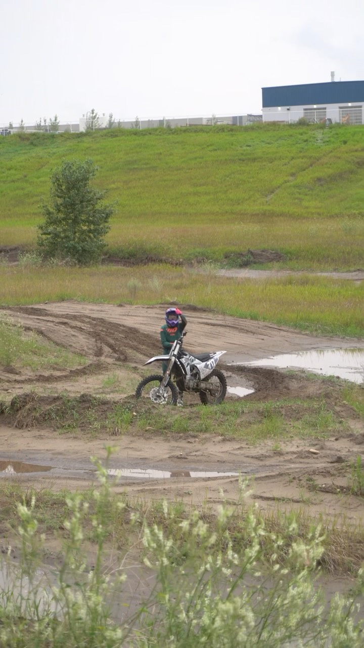Sand track goofin’

#girlscanride #moto #mx #dirtbikes #motogirl