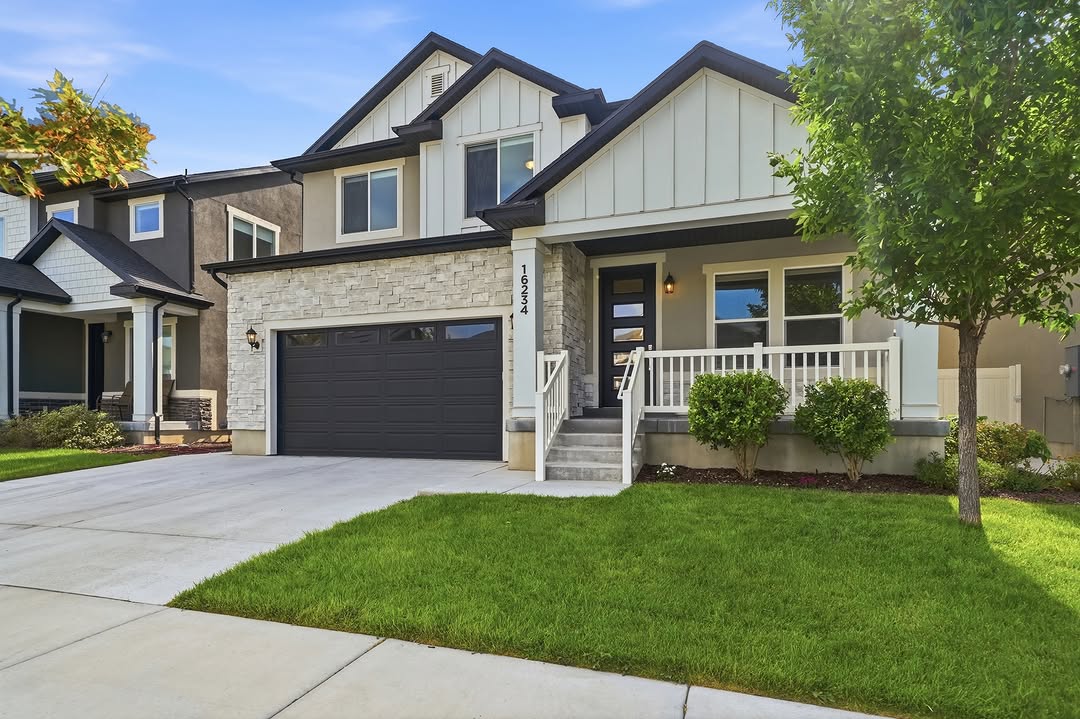 This Bluffdale, Utah home was such a good one to capture ✨ Open layout, beautiful views, fresh new carpet, and right by the Jordan River Trail with a community pool, clubhouse, and playgrounds nearby.

Listed by: Whitney Holt | Edge Realty
@whitney_h18 

Real estate photography + media by Monarca Media

📍 16234 S Coupler Ln, Bluffdale, UT 84065

#BluffdaleUtah #BluffdaleRealEstate #UtahRealEstate #UtahHomes RealEstatePhotography UtahRealEstatePhotography RealEstateMedia MonarcaMedia